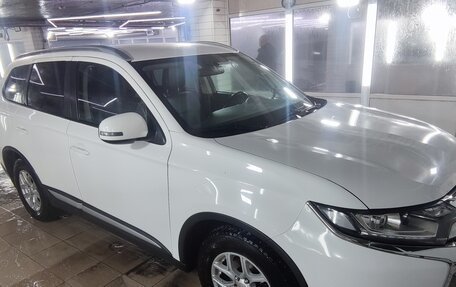 Mitsubishi Outlander III рестайлинг 3, 2017 год, 1 950 000 рублей, 4 фотография