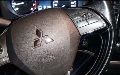 Mitsubishi Outlander III рестайлинг 3, 2017 год, 1 950 000 рублей, 2 фотография