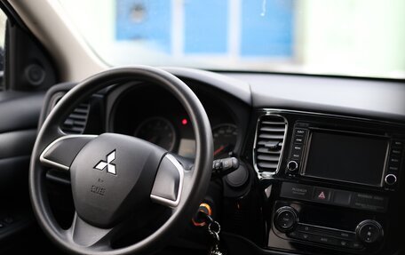 Mitsubishi Outlander III рестайлинг 3, 2014 год, 1 590 000 рублей, 10 фотография