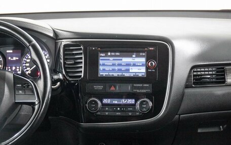 Mitsubishi Outlander III рестайлинг 3, 2016 год, 1 900 000 рублей, 13 фотография