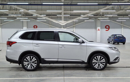 Mitsubishi Outlander III рестайлинг 3, 2021 год, 2 750 000 рублей, 5 фотография