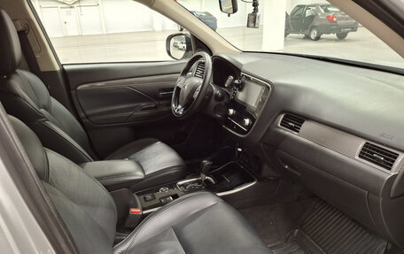 Mitsubishi Outlander III рестайлинг 3, 2021 год, 2 750 000 рублей, 13 фотография