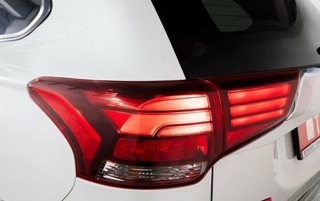 Mitsubishi Outlander III рестайлинг 3, 2016 год, 1 900 000 рублей, 23 фотография