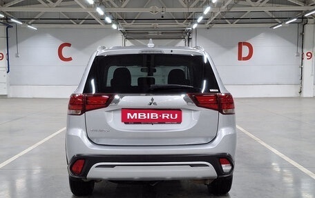 Mitsubishi Outlander III рестайлинг 3, 2021 год, 2 750 000 рублей, 7 фотография