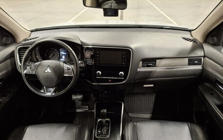 Mitsubishi Outlander III рестайлинг 3, 2021 год, 2 750 000 рублей, 17 фотография