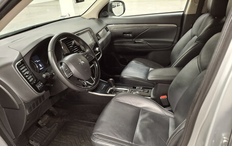 Mitsubishi Outlander III рестайлинг 3, 2021 год, 2 750 000 рублей, 20 фотография