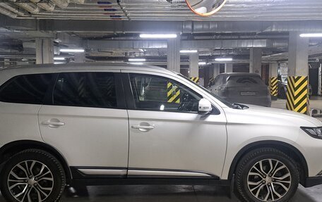 Mitsubishi Outlander III рестайлинг 3, 2018 год, 1 690 000 рублей, 4 фотография