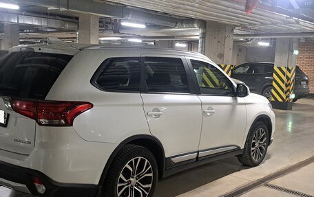 Mitsubishi Outlander III рестайлинг 3, 2018 год, 1 690 000 рублей, 8 фотография