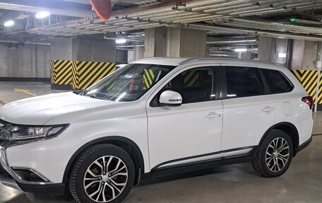 Mitsubishi Outlander III рестайлинг 3, 2018 год, 1 690 000 рублей, 6 фотография