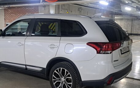Mitsubishi Outlander III рестайлинг 3, 2018 год, 1 690 000 рублей, 7 фотография