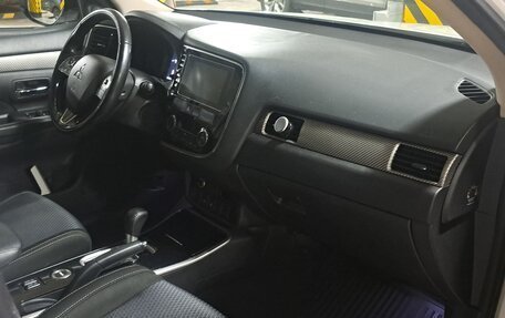 Mitsubishi Outlander III рестайлинг 3, 2018 год, 1 690 000 рублей, 9 фотография