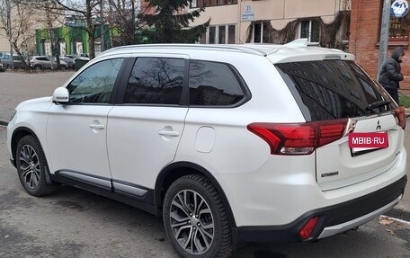 Mitsubishi Outlander III рестайлинг 3, 2018 год, 1 690 000 рублей, 2 фотография
