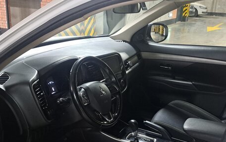 Mitsubishi Outlander III рестайлинг 3, 2018 год, 1 690 000 рублей, 10 фотография