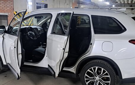 Mitsubishi Outlander III рестайлинг 3, 2018 год, 1 690 000 рублей, 13 фотография