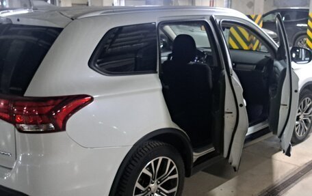 Mitsubishi Outlander III рестайлинг 3, 2018 год, 1 690 000 рублей, 16 фотография