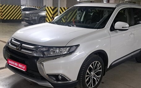 Mitsubishi Outlander III рестайлинг 3, 2018 год, 1 690 000 рублей, 15 фотография