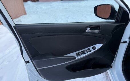 Hyundai Solaris II рестайлинг, 2015 год, 1 100 000 рублей, 24 фотография