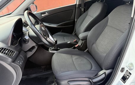 Hyundai Solaris II рестайлинг, 2015 год, 1 100 000 рублей, 28 фотография