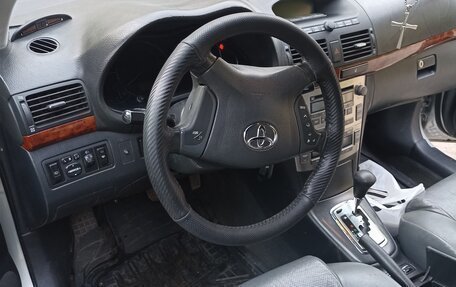 Toyota Avensis III рестайлинг, 2004 год, 710 000 рублей, 3 фотография