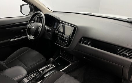 Mitsubishi Outlander III рестайлинг 3, 2019 год, 1 999 000 рублей, 10 фотография