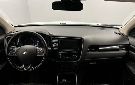 Mitsubishi Outlander III рестайлинг 3, 2019 год, 1 999 000 рублей, 9 фотография