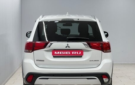 Mitsubishi Outlander III рестайлинг 3, 2019 год, 1 999 000 рублей, 3 фотография