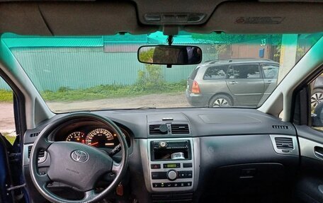 Toyota Avensis Verso I рестайлинг, 2003 год, 650 000 рублей, 9 фотография