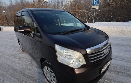 Toyota Noah III, 2013 год, 1 670 000 рублей, 10 фотография