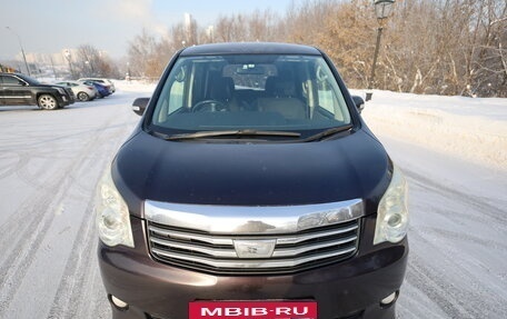 Toyota Noah III, 2013 год, 1 670 000 рублей, 9 фотография