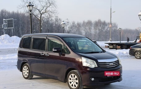 Toyota Noah III, 2013 год, 1 670 000 рублей, 4 фотография
