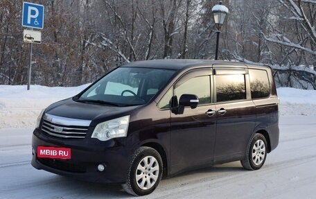 Toyota Noah III, 2013 год, 1 670 000 рублей, 8 фотография