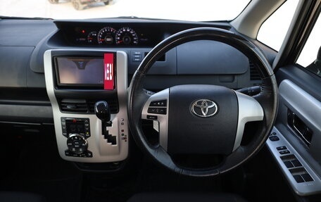 Toyota Noah III, 2013 год, 1 670 000 рублей, 11 фотография