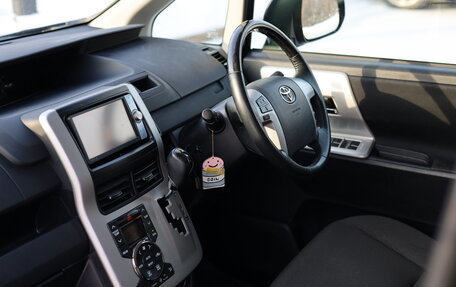 Toyota Noah III, 2013 год, 1 670 000 рублей, 18 фотография