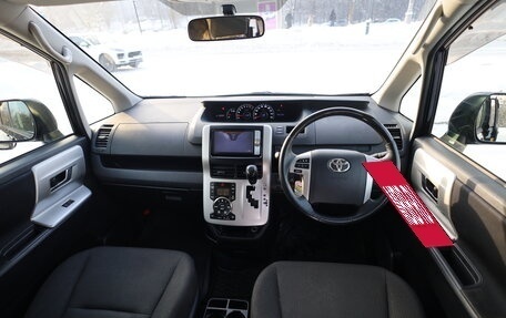 Toyota Noah III, 2013 год, 1 670 000 рублей, 15 фотография