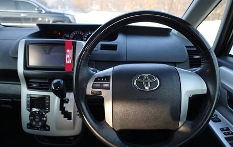 Toyota Noah III, 2013 год, 1 670 000 рублей, 24 фотография