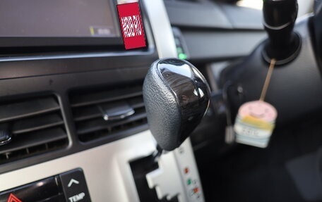 Toyota Noah III, 2013 год, 1 670 000 рублей, 23 фотография