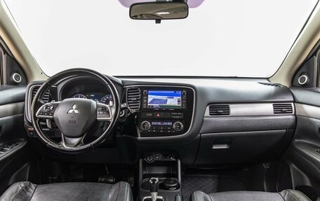 Mitsubishi Outlander III рестайлинг 3, 2014 год, 1 498 000 рублей, 13 фотография