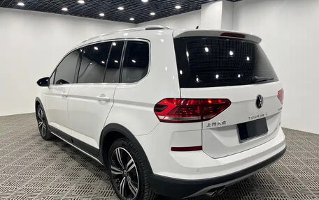 Volkswagen Touran III, 2021 год, 1 999 123 рублей, 6 фотография