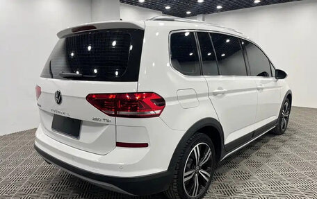 Volkswagen Touran III, 2021 год, 1 999 123 рублей, 4 фотография