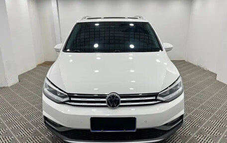 Volkswagen Touran III, 2021 год, 1 999 123 рублей, 2 фотография