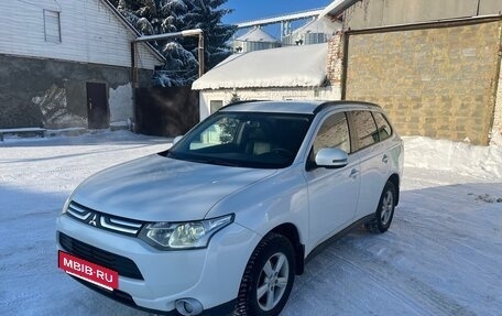 Mitsubishi Outlander III рестайлинг 3, 2013 год, 1 400 000 рублей, 3 фотография