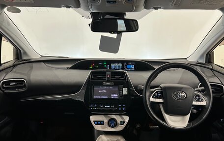 Toyota Prius IV XW50, 2017 год, 1 399 000 рублей, 15 фотография