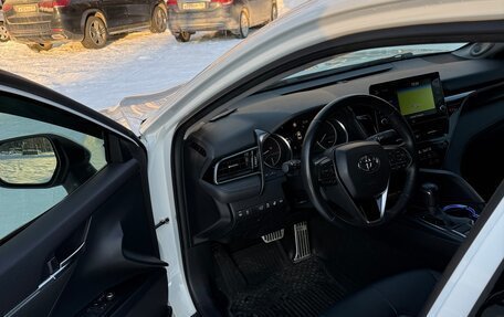 Toyota Camry, 2021 год, 3 550 000 рублей, 10 фотография