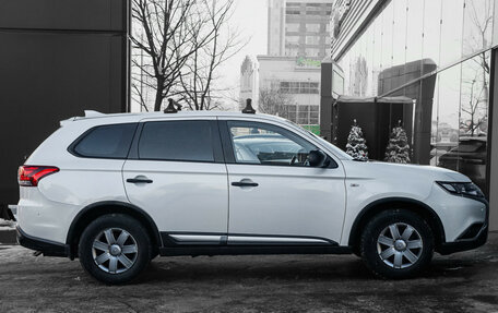 Mitsubishi Outlander III рестайлинг 3, 2021 год, 2 455 000 рублей, 4 фотография