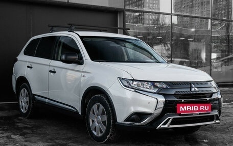 Mitsubishi Outlander III рестайлинг 3, 2021 год, 2 455 000 рублей, 3 фотография