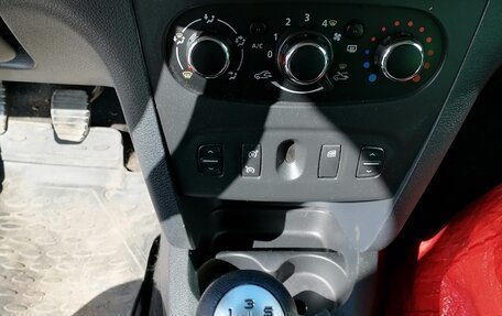 Renault Logan II, 2018 год, 550 000 рублей, 11 фотография