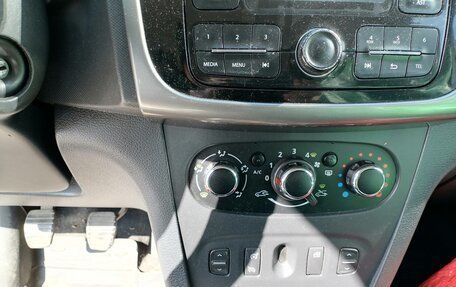 Renault Logan II, 2018 год, 550 000 рублей, 12 фотография