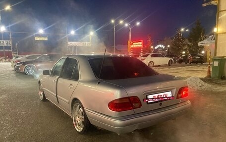 Mercedes-Benz E-Класс, 1996 год, 390 000 рублей, 2 фотография