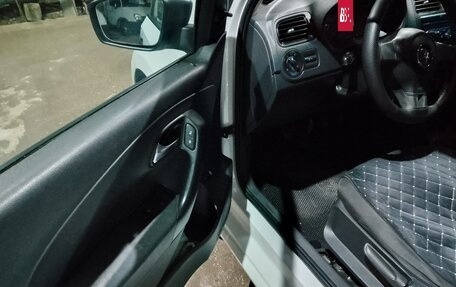 Volkswagen Polo VI (EU Market), 2015 год, 680 000 рублей, 13 фотография