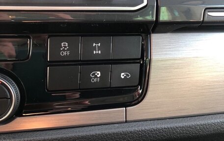 Volkswagen Multivan T6 рестайлинг, 2018 год, 6 500 000 рублей, 8 фотография